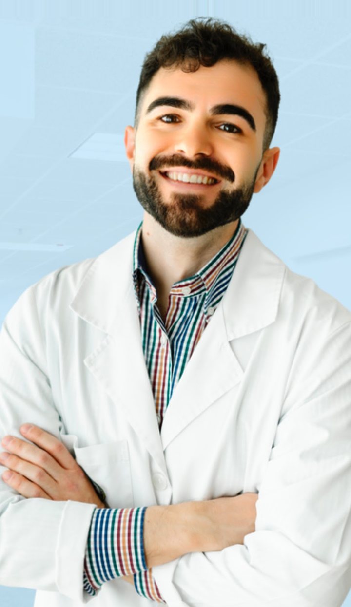 Fotografia de Bruno Bouça, Médico Especialista em Endocrinologia e Nutrição, de bata branca e braços cruzados, a sorrir
